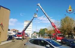 Vercelli: palo della luce cade su un'auto