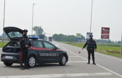 Vercelli: alla guida di una spider forza un posto di blocco, arrestato