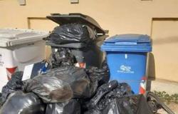 "Alla scuola De Amicis non ritirano i rifiuti da 11 giorni"