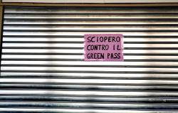 Serranda abbassata, sciopero contro il Green pass