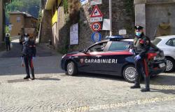 Prendono a bastonate un'auto e il conducente: denunciati due fratelli