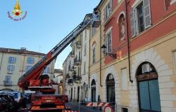 Vercelli: antenna pericolante in piazza D'Azeglio
