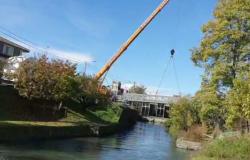 Posata la passerella ciclo-pedonale sul Naviglio d'Ivrea