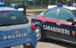 Vercelli: aggredisce due poliziotti e danneggia l'auto di servizio