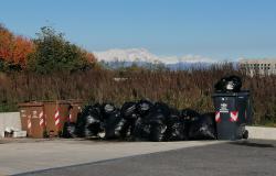 Vercelli: in via Adige rifiuti non raccolti da mesi