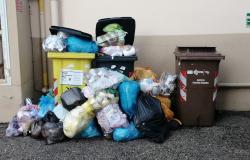 Via Benadir: "Da un mese non passano a raccogliere i rifiuti"