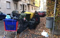 Via Alfieri e via G. Ferraris: rifiuti che strabordano dai cassonetti