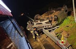 Livorno Ferraris: auto si ribalta sopra il guard rail