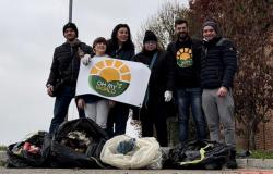 Balocco: i volontari di "Oh my world" ripuliscono la strada dai rifiuti