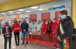 Conad dona due panchine rosse