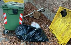 "Marciapiede pieno di rifiuti, i pedoni devono camminare sulla strada"