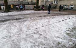 Vercelli, Rosa Stampa: "Lastra di ghiaccio all'ingresso dell'istituto"