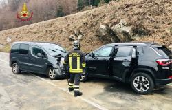 Borgosesia: scontro tra tre auto, occupanti ricoverati in ospedale