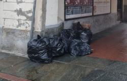 Vercelli: "Rifiuti ovunque in centro storico, negligenza o inciviltà?"