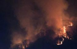 Varallo: vasto incendio in un bosco a Camasco