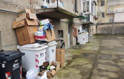 Via Benadir: "Cumuli di carta non ritirata nel nostro condominio"