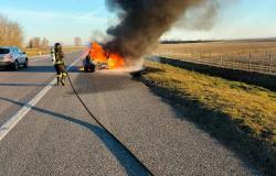 Auto in fiamme sulla bretella   autostradale Santhià-Stroppiana 