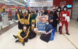 Raccolta alimentare con le maschere del Carnevale vercellese