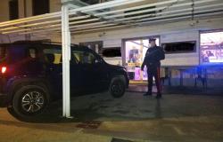 Il barista gli rifiuta gli alcolici, lui centra con l'auto il dehor