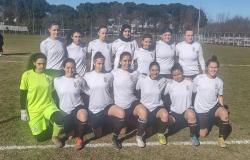 Entra in campo con lo hijab e l’arbitro le impone di toglierlo 