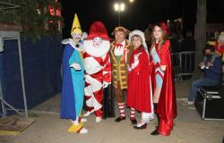 Carnevale di Viareggio: Burlamacco e Ondina abbracciano le maschere di Vercelli