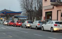 Vercelli: coda al distributore di via Manzone