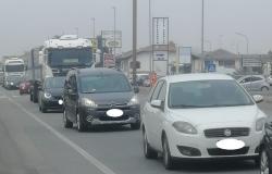 Caresanablot: lunghe code per il passaggio della Milano-Torino