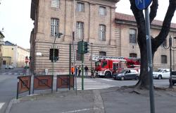 Piazza Camana: caduta tegole dalla caserma, area messa in sicurezza