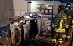 Quarona: auto si ribalta nella zona industriale, una donna ferita 