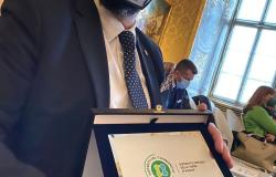 Consegnata a Trino la targa del Distretto del commercio
