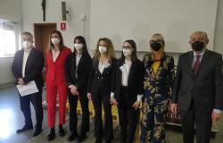 Inaugurazione panchina gialla: studentesse impegnate nell'accoglienza