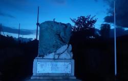 Giornata della Consapevolezza sull’Autismo: il monumento si tinge di blu