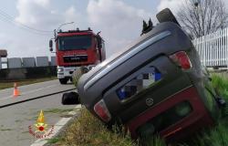 Bianzè: una Fiat Cinquecento si ribalta e finisce in un fosso