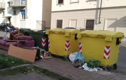 "Via Bezzecca: il passaggio sul marciapiede è bloccato dai rifiuti"
