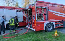 Pali della luce divelti dal vento causano un incendio in Valsesia 