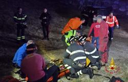 Cade in un dirupo vicino a casa e si ferisce: donna soccorsa a Sauze