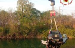 Auto nel canale De Pretis tra Saluggia e La Rocca
