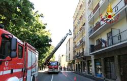 Crollo di intonaco in corso Italia, strada chiusa parzialmente al traffico