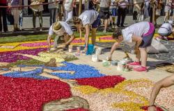 Per festeggiare le mamme vercellesi "infiorata" davanti alla basilica
