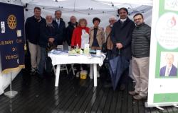 In piazza Cavour per sensibilizzare sul diabete, nonostante la pioggia 