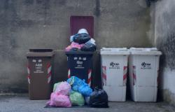 Via Righi: "I rifiuti si accumulano  e non vengono raccolti"