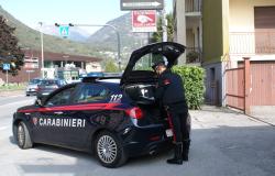 Vuole bere senza pagare e picchia la barista