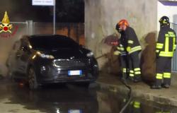 Auto in fiamme vicino al parco giochi tra le via Marco Polo e Zeno 