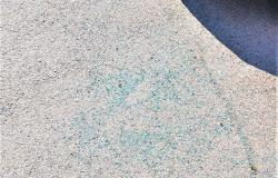 "Vetri sbriciolati nel parcheggio, ma nessuno interviene per rimuoverli"
