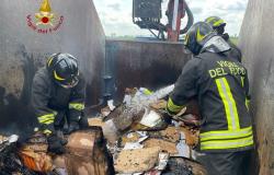 A fuoco il carico di un mezzo pesante sulla A26