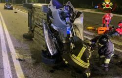 Palazzolo : urta il palo della luce e si ribalta con l'auto