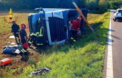 Buronzo: camion si ribalta in un campo