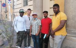 Vercelli:  delegazione della Versoprobo davanti alla prefettura