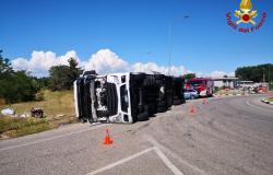 Greggio: autoarticolato si rovescia all'ingresso della A 4
