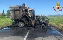 In fiamme un trattore con rimorchio tra Fontanetto Po e Crescentino